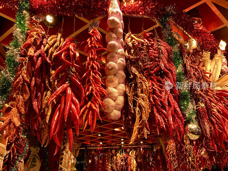 西班牙-巴塞罗那- Mercat de la Boqueria -红辣椒和大蒜